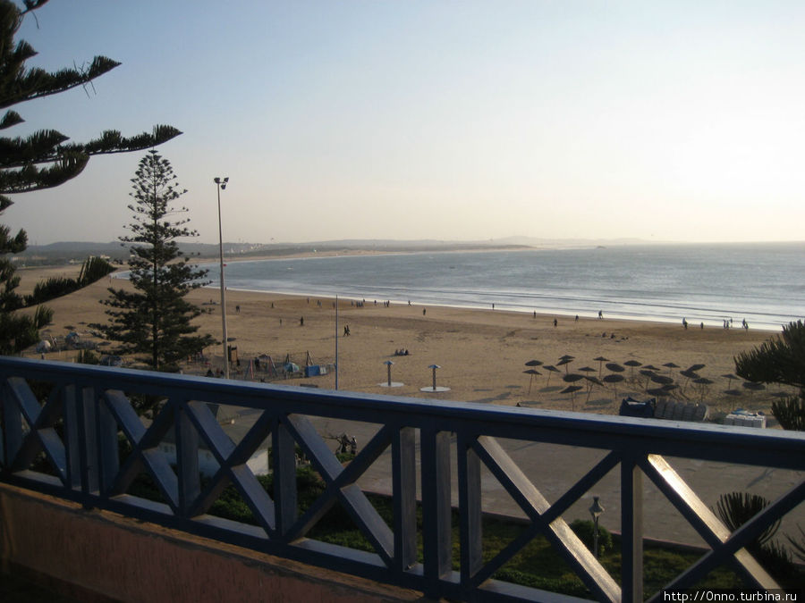 Вид из террасы отеля на пляж