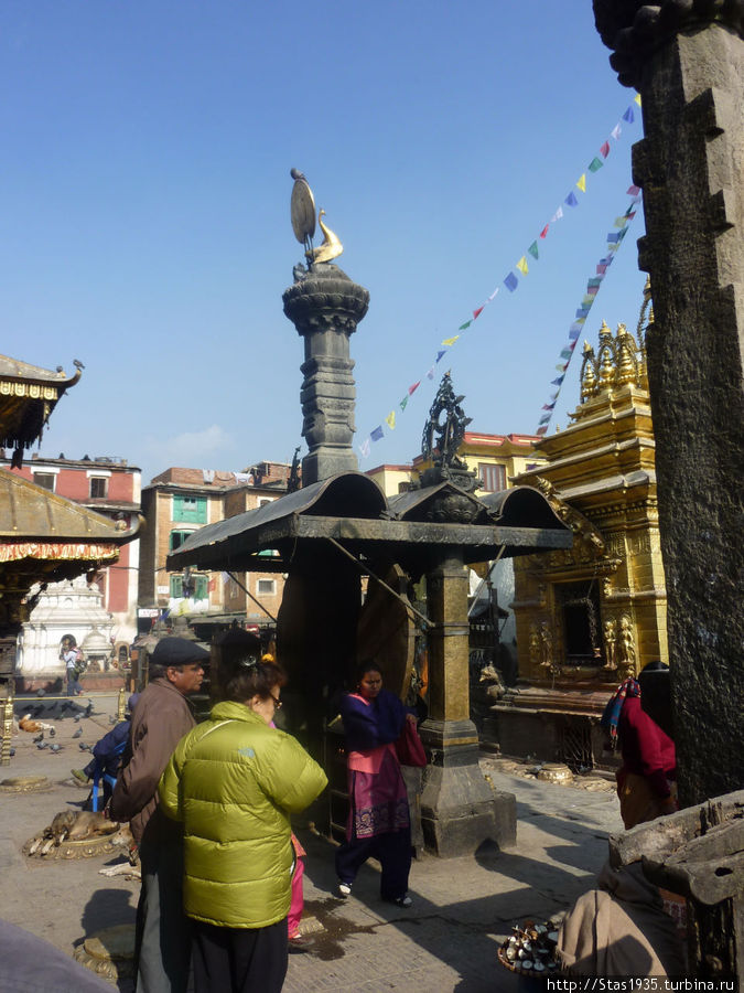 Катманду. Храмовый комплекс Сваямбунатх. Святилища на территории храмового комплекса. Катманду, Непал