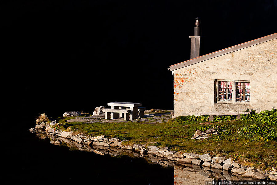 Романтичный домик у воды. Особенно это место понравилось Илье Дмитриевичу. Перевал Оберальп (2044м), Швейцария