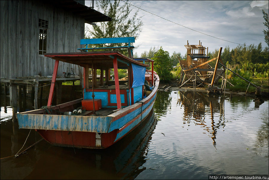 Old&New. Старая лодка на фоне новой. Сингкил, Индонезия