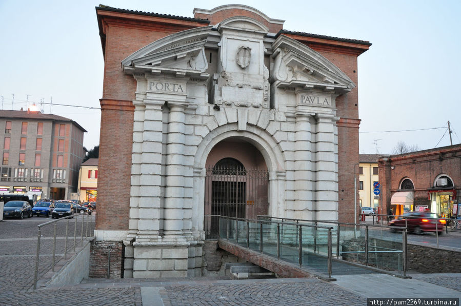 Ворота в старой крепостной стене. Феррара, Италия