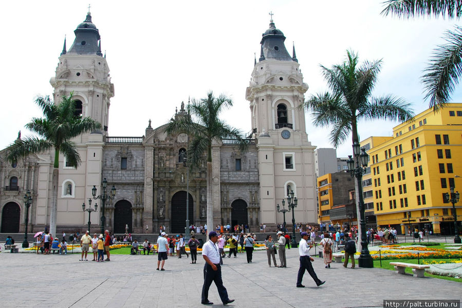 Внешнее убранство Собора, как и у большинства соборов в Перу, довольно аскетично. Вся красота скрыта внутри Лима, Перу
