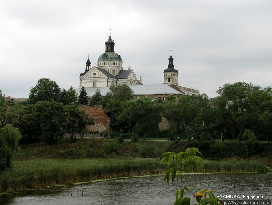 Вид на архитектурный ансамбль с дальнего берега реки Гнилопять.