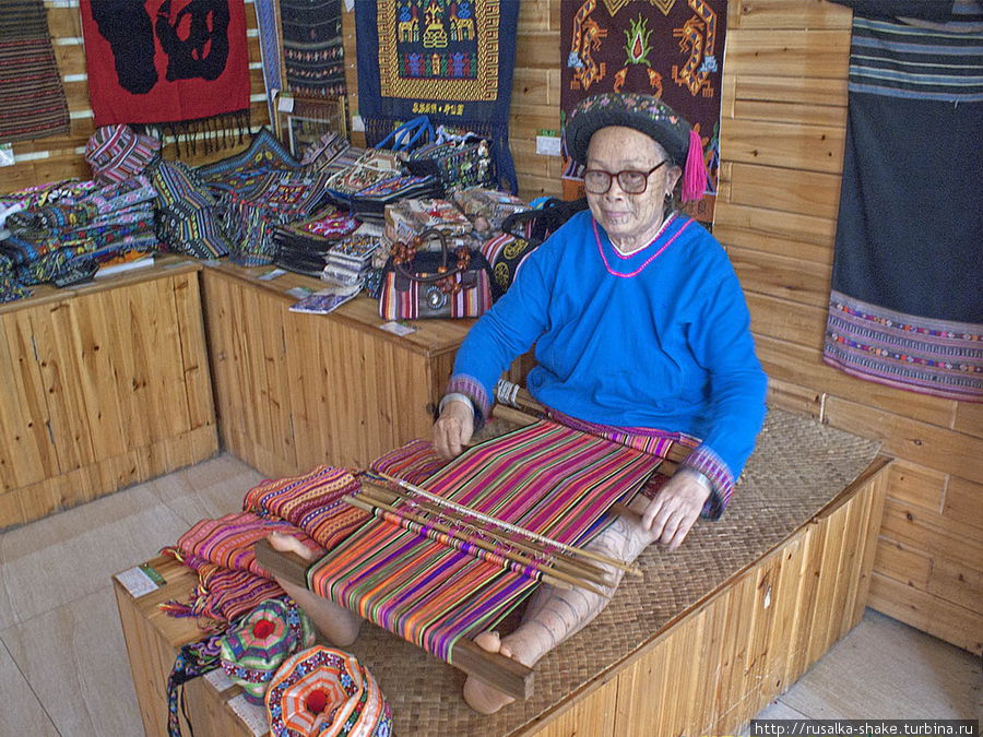 Фольклорная деревня народностей Ли и Мяо Санья, Китай