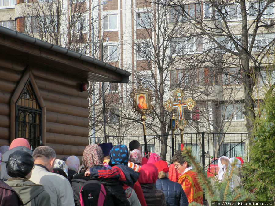 Крестный ход в Церкви Живоначальной Троицы в Чертанове Москва, Россия