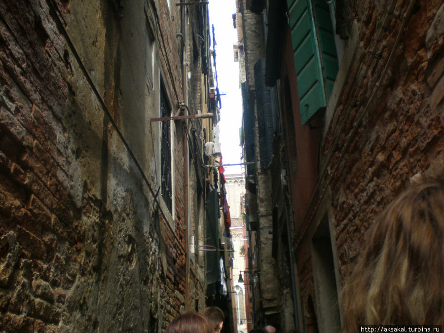 Улица без воды, но очень узкая — меньше метра. Венеция, Италия