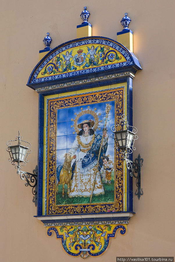 Традиционные андалузские керамические панно на домах (ретабло) Севилья, Испания