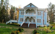 Голубой дом дом построила дочь Островского Мария Александровна Шателен в начале ХХ века.