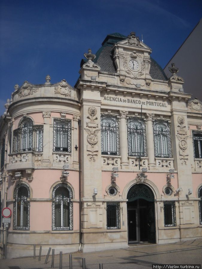 В розовых тонах Коимбра, Португалия