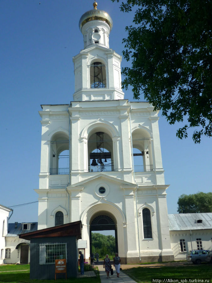 Красивейший монастырь на берегу Волхова Великий Новгород, Россия