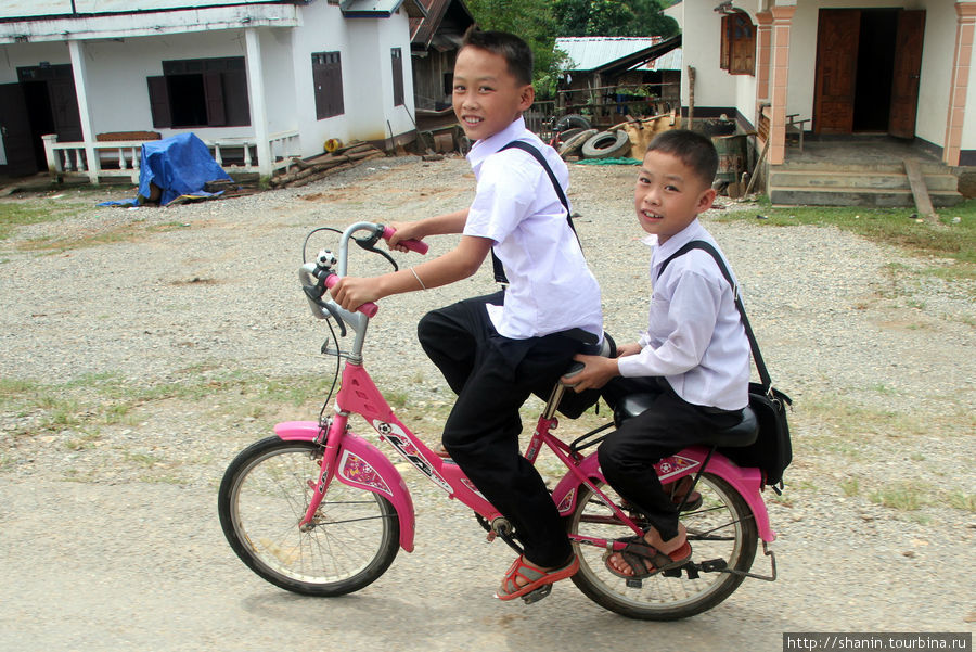 Велосипед — основной здесь вид транспорта Провинция Сиенгкхуанг, Лаос