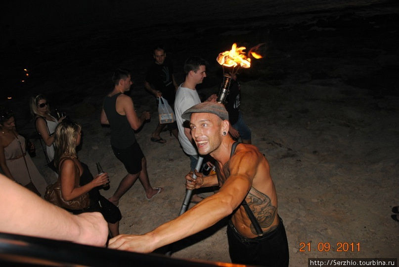 Fireman — после заката всегда устраивал представления и зрелища с огнём! Остров Ибица, Испания