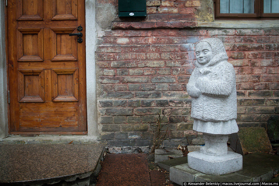 Каменный чукча стучится в дверь. Вильнюс, Литва