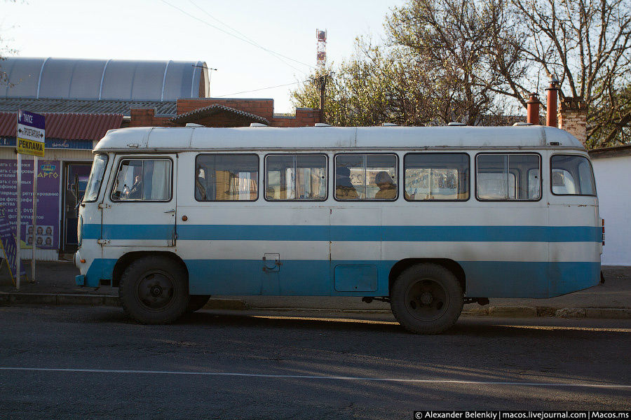 Общественный транспорт в Майкопе бывает трех видов: маршрутки, автобусы и троллейбусы. Первые — традиционные ГАЗели, причем, в большинстве, дорестайлинговые. Автобусы почти все старые, есть даже экземпляры старше ЛиАЗов-677. А троллейбусы — самые обычные ЗиУ, в республике их 50 штук. Майкоп, Россия