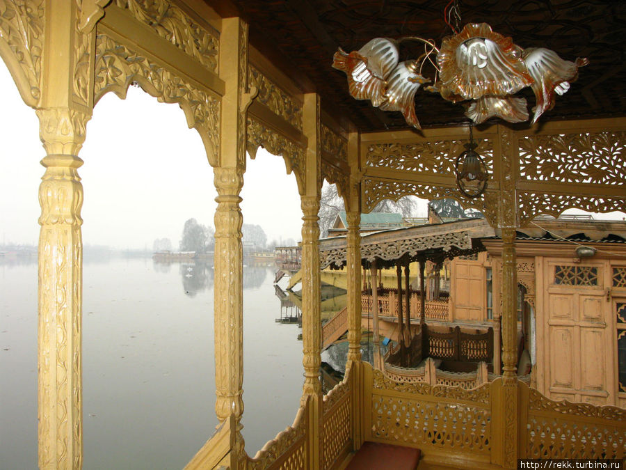 Корма плавучего дома Шринагар, Индия