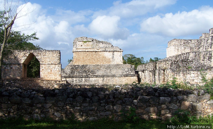 Арочное здание. Одиноко стоящая на краю города, эта арка является границей города, на которой заканчивается защитная стена (внизу слева) и насыпная дорога Эк-Балам, Мексика