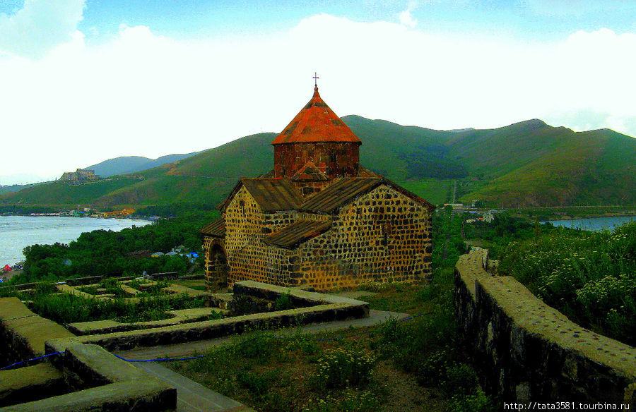 Так монастырь выглядит летом (фото из интернета). Севан, Армения