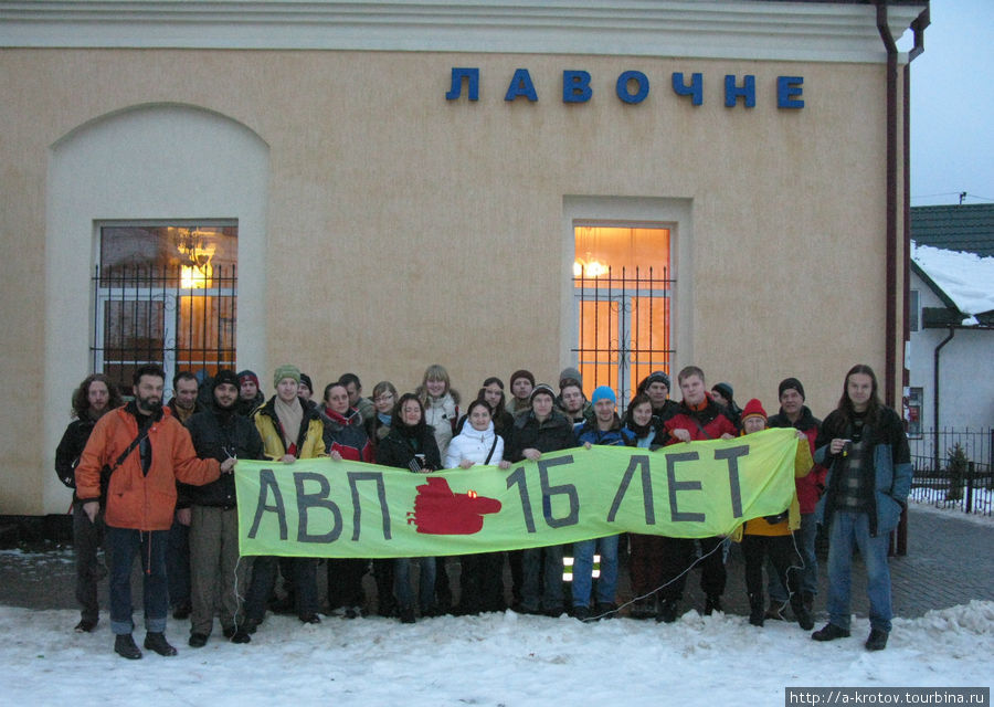 представители АВП покидают село Лавочное 3 января 2012 г Львовская область, Украина