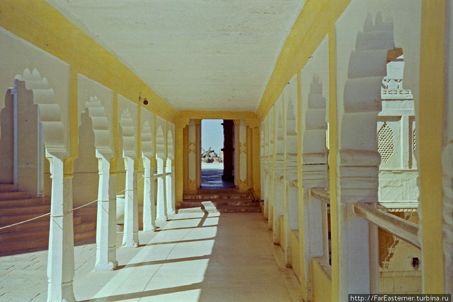 Красивый коридор, раньше по нему бродили принцессы Джодхпур, Индия
