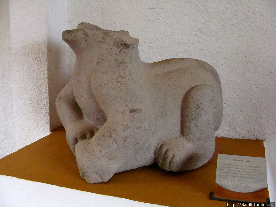 Обезглавленная статуя ягуара трансформирующегося в человека. Обезглавили статуи враги, завоевавшие ольмеков. Сан-Лоренцо-Теночтитлан, Мексика