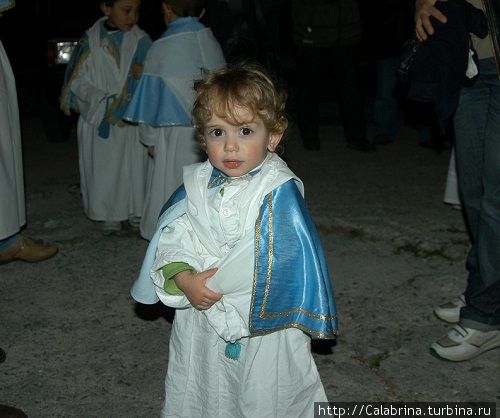 Самый маленький участник Крестного хода Каулония, Италия