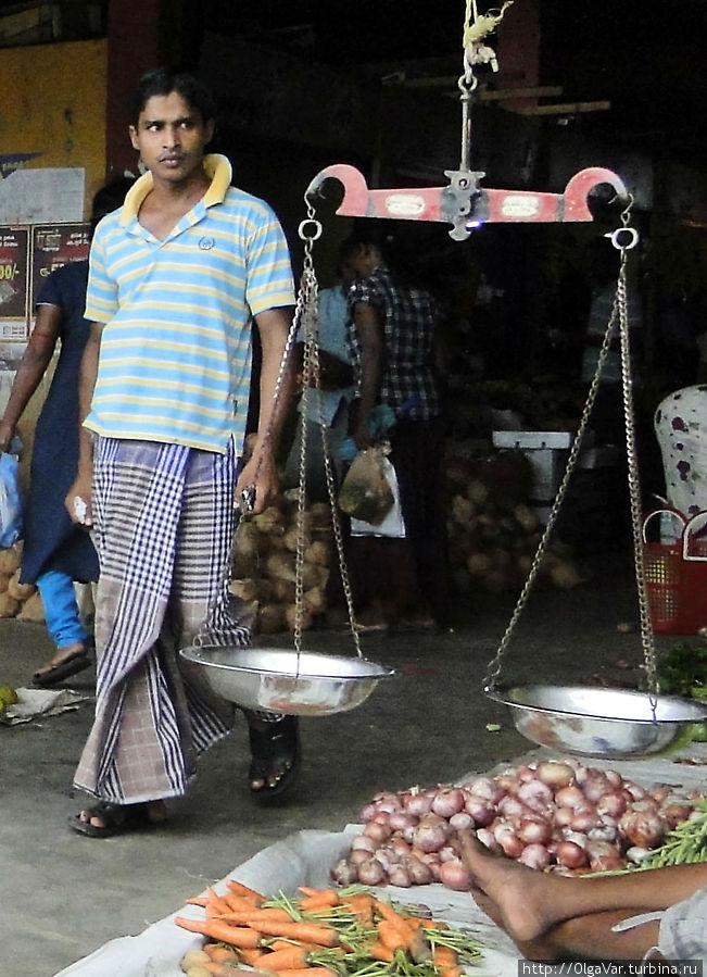 Без чего не обойтись на рынке, так это без весов Тринкомали, Шри-Ланка