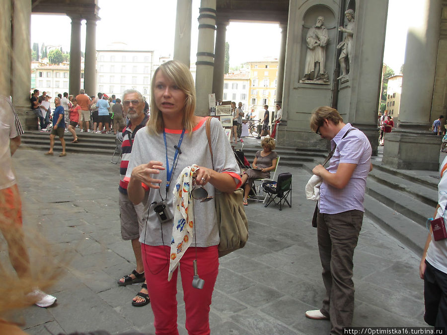 Люди на улицах Флоренции Флоренция, Италия