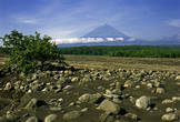 В сухом русле реки Камчатки. Вид на вулкан.
