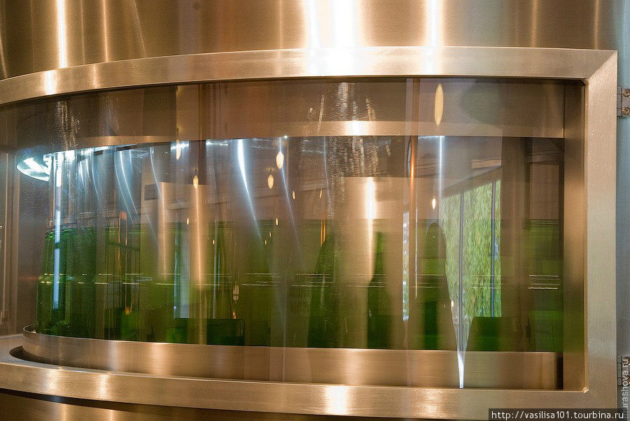 Демонстрируется процесс розлива пива. Бутылочки движутся и звенят Амстердам, Нидерланды