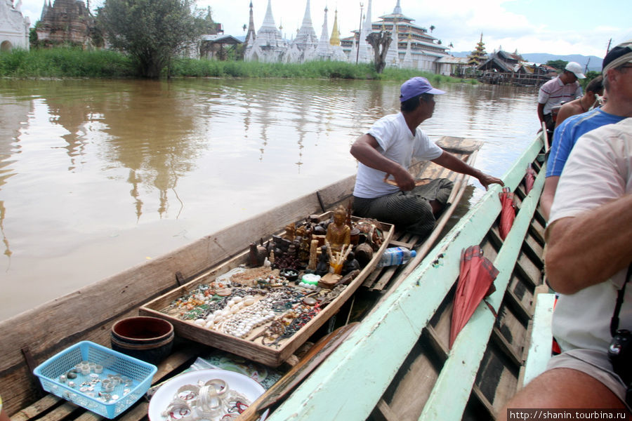Иду на абордаж — лодки с сувенирами атакуют лодки с туристами Ньяунг-Шве, Мьянма