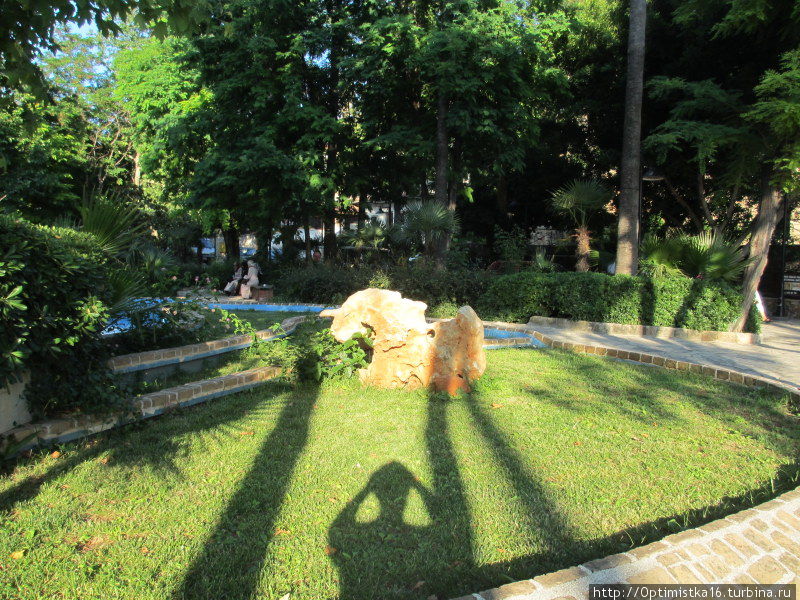 А это моя тень. Фотографирую садик на площадке перед рестораном. Анталия, Турция