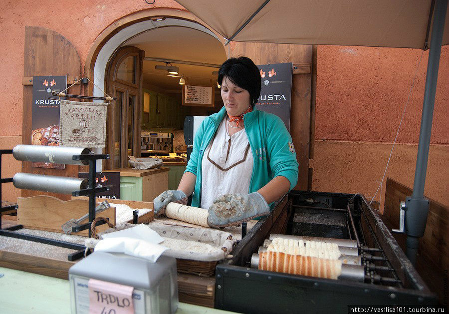 Изготовление чешских вафель, называются оплатки Чешский Крумлов, Чехия