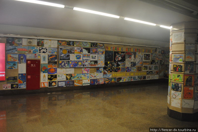 На стенах холла детские рисунки Казань, Россия