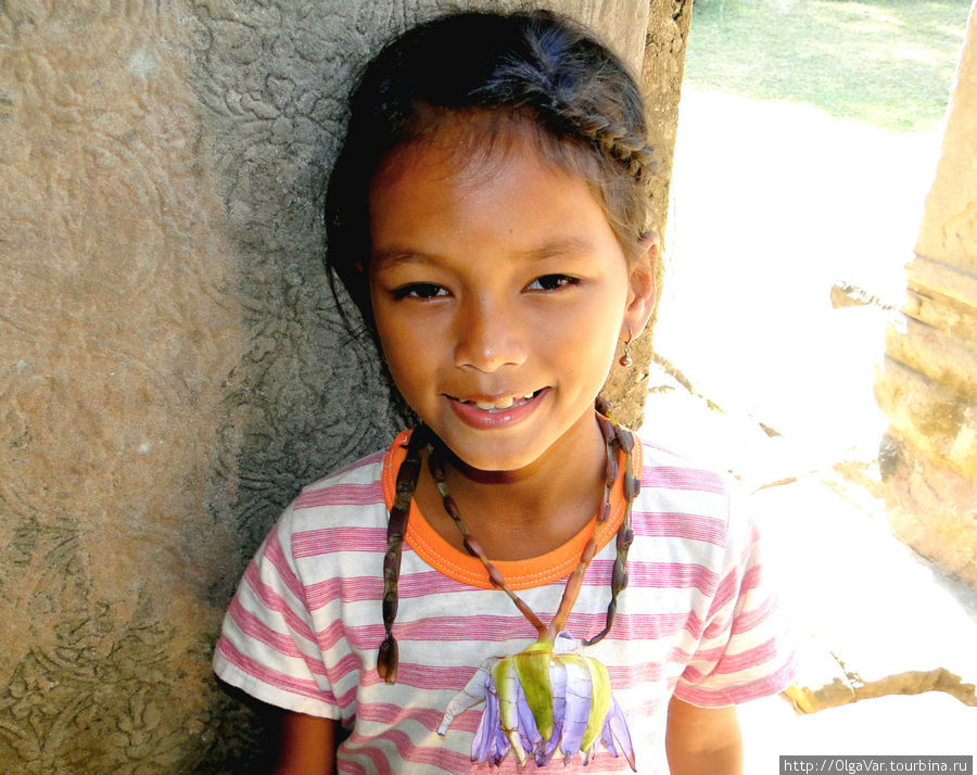 Эту красивую девочку я встретила в храме правосудия. Очень непосредственная и живая, прочитала мне стихи и спела песенку. 
А сколько таких девочек попадает в сексуальное рабство..., страшно представить. Дай бог тебе удачи! Провинция Сиемреап, Камбоджа