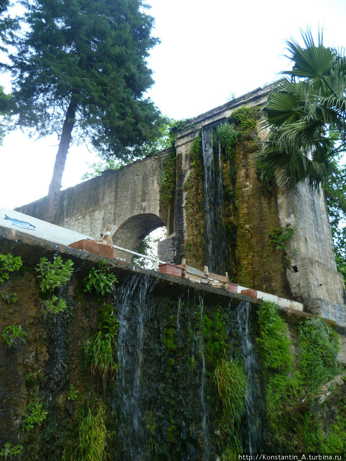 кафе с водопадиком и бассейном с утками Кушадасы, Турция