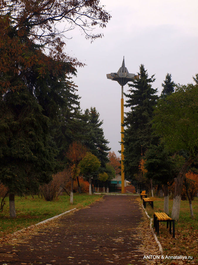 Парк рядом с крепостью. Сороки, Молдова