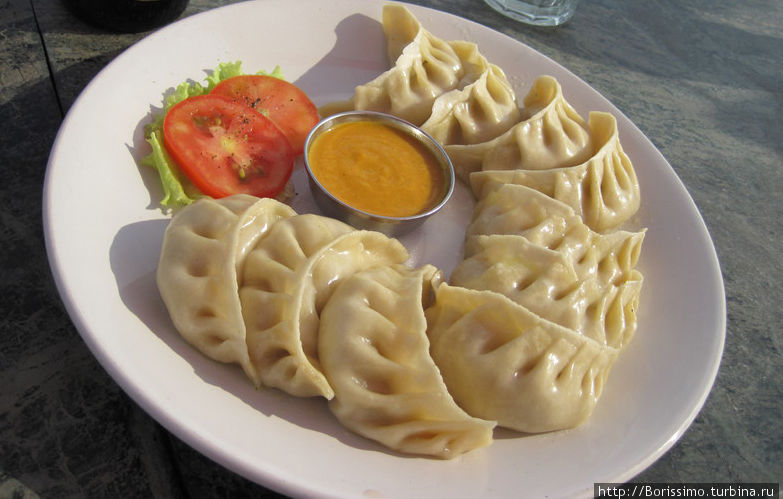 Кстати, о блюдах. Вот это — традиционные непальские пельмени/вареники. Называются они Мо-мо. Бывают с мясом, картофеоем, овощами и даже с грибами. Очень вкусные! Непал