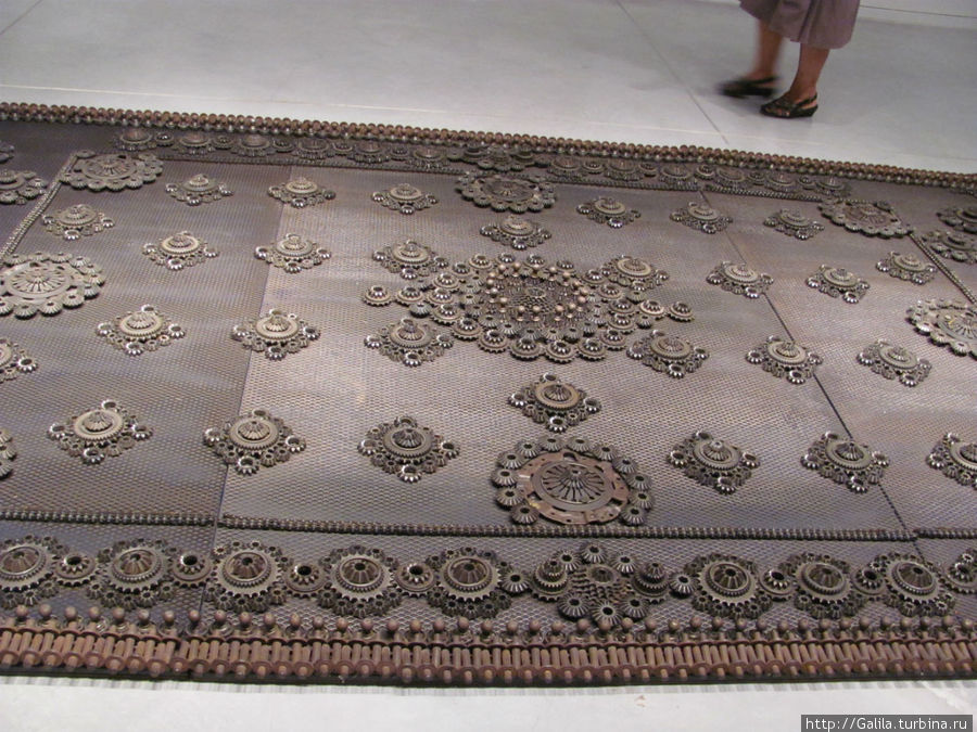 Металлический ковёр из шестерёнок. Тель-Авив, Израиль
