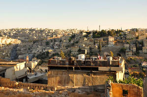 Холмистая панорама Аммана в ячейках-сотах домов.