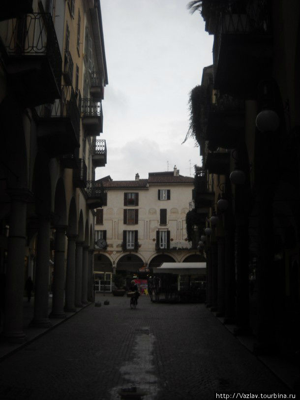 Улочка в центре Новара, Италия