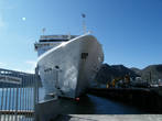 Корабль привез в Хонниннсвог туристов, которые далее следуют на Нордкап.