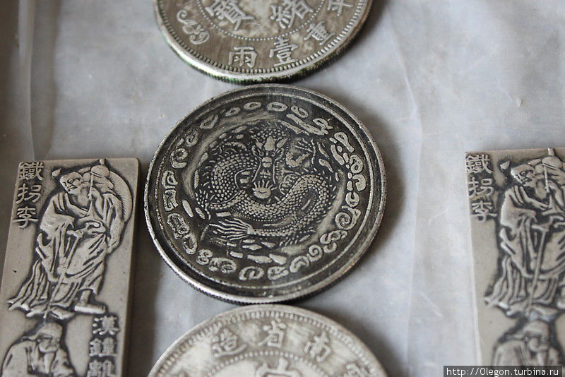 Монета с драконом Китай