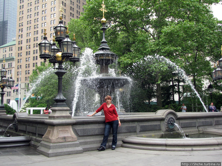 Что же, супруга, что же снимаю только чужих теток, стань-ка возле фонтана Нью-Йорк, CША