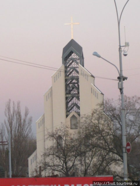 Уже веяние нового времени, и церковь с иголочки Бельцы, Молдова