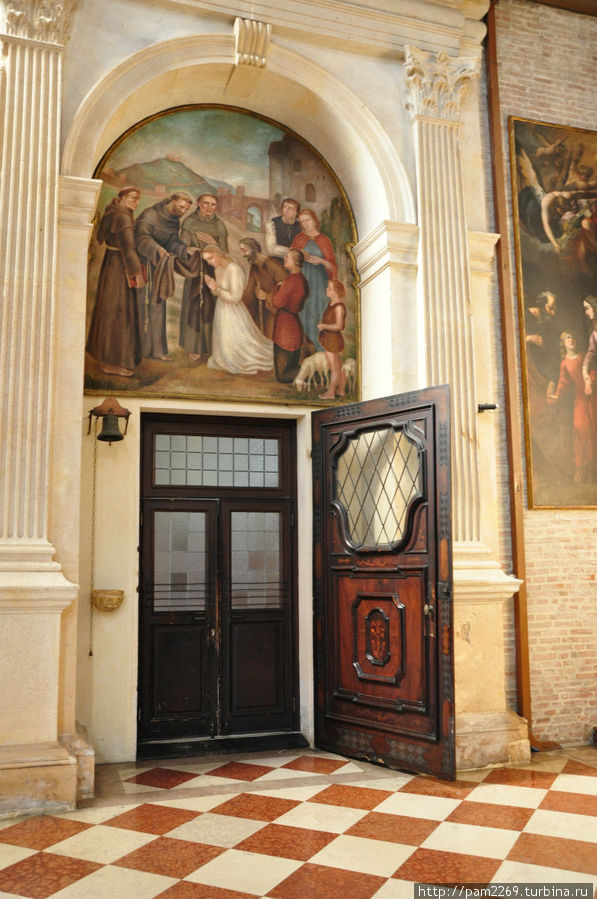 Интересная дверь Виченца, Италия