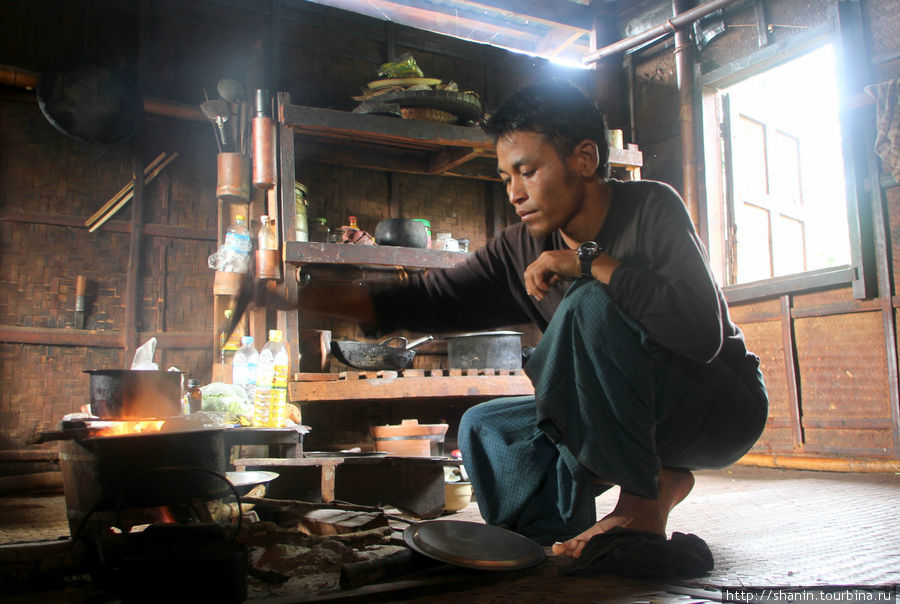 Повар на кухне колдует над очагом Кало, Мьянма