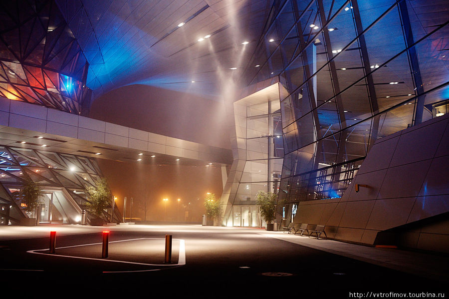 BMW Welt im Nebel (Мир БМВ в тумане) Мюнхен, Германия