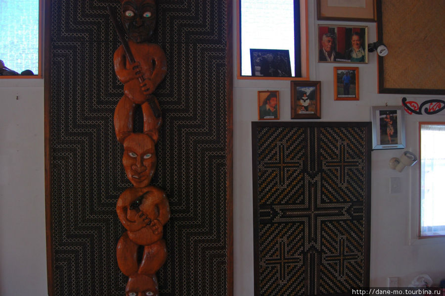 На стенах главного здания можно увидеть много фотографий умерших людей Охакун, Новая Зеландия