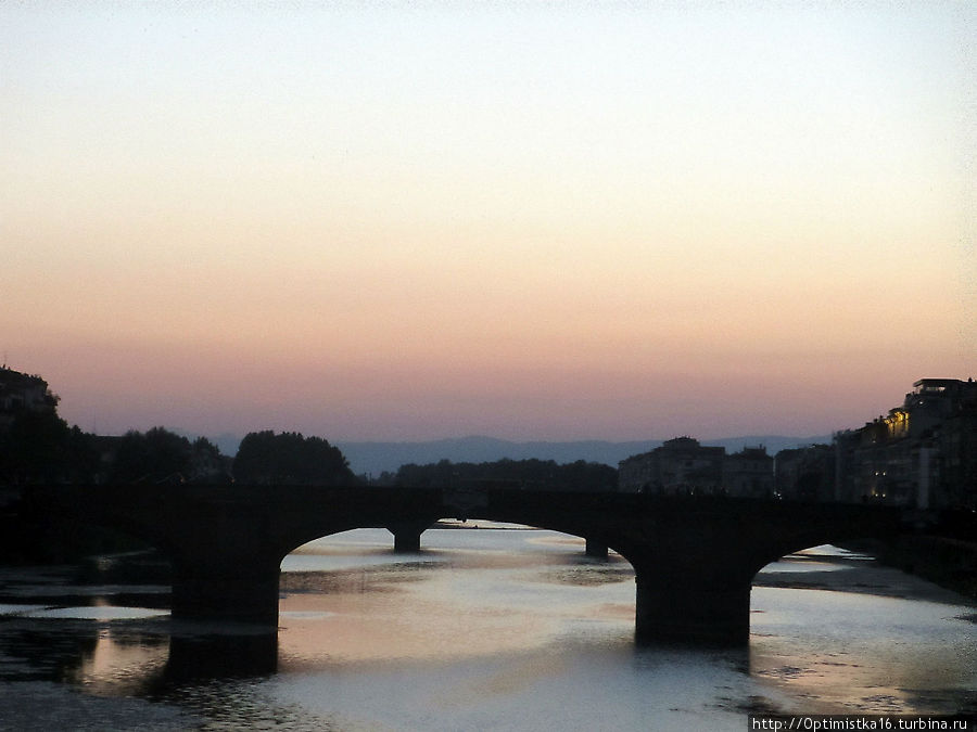 Понте Веккьо на закате дня Флоренция, Италия