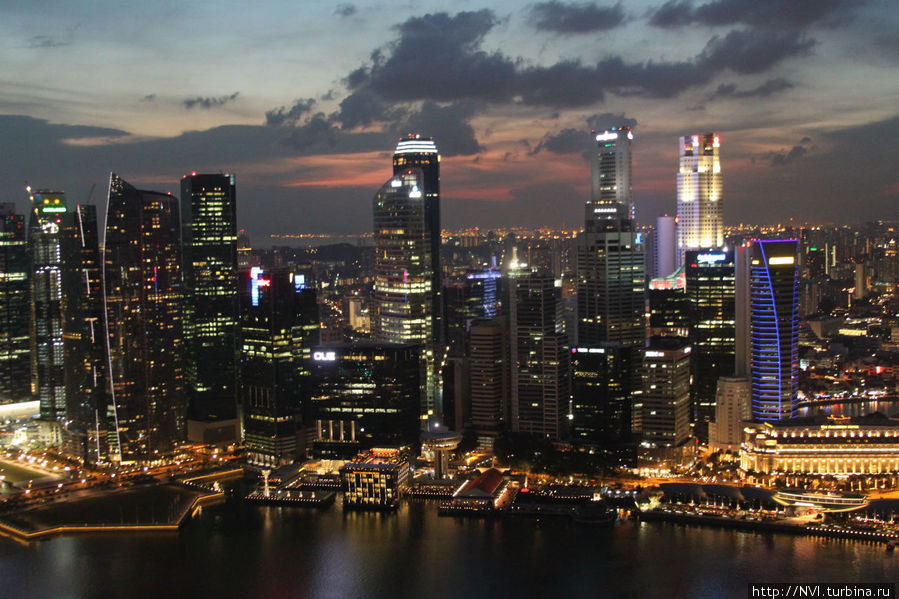 Самые яркие картины, пока в офисах небоскребов еще кипит жизнь...Скоро освещение в окнах будет уменьшаться и картина города опять изменится... Сингапур (город-государство)
